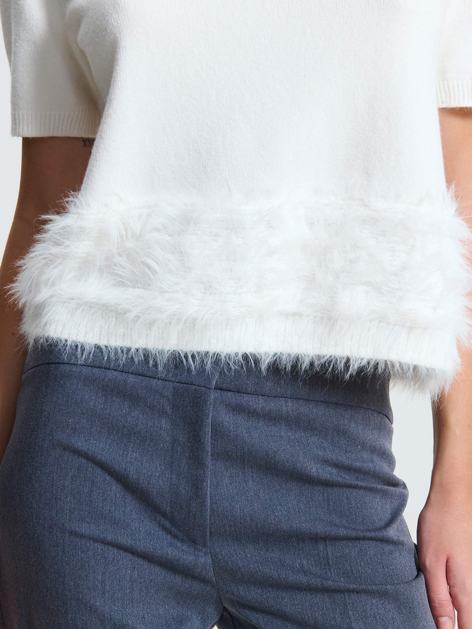 Maglia a maniche corte con bordo in pelo