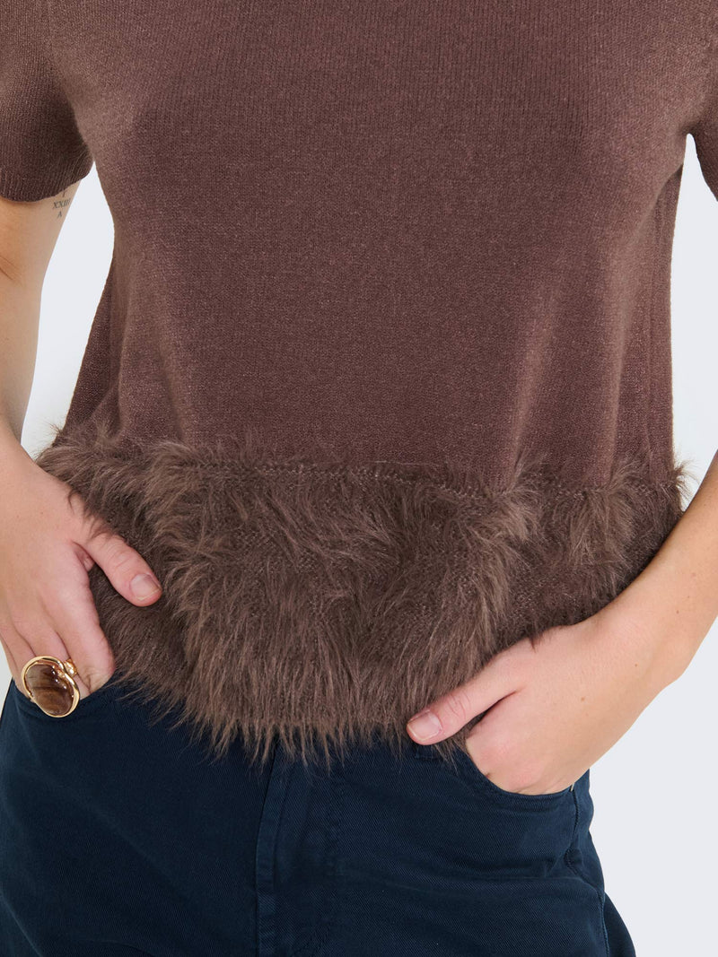 Maglia a maniche corte con bordo in pelo