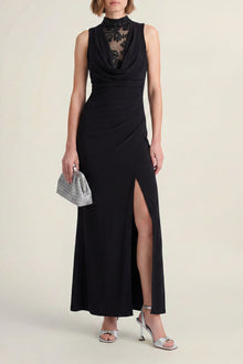 Abito con girocollo in paillettes