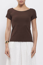 T-shirt con scollo a barca