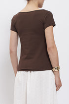 T-shirt con scollo a barca