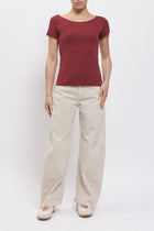 T-shirt con scollo a barca