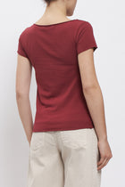 T-shirt con scollo a barca