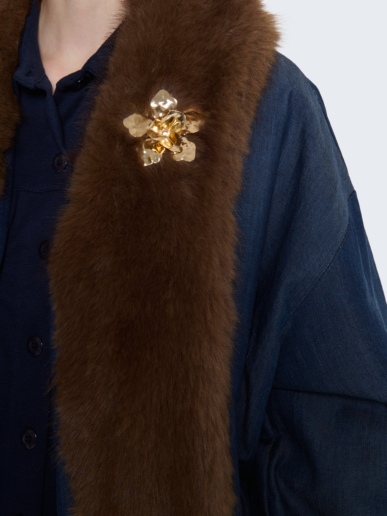 Bomber in jeans con collo in pelliccia e spilla gioiello