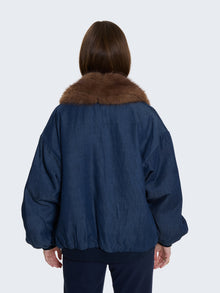 Bomber in jeans con collo in pelliccia e spilla gioiello