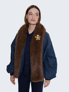 Bomber in jeans con collo in pelliccia e spilla gioiello