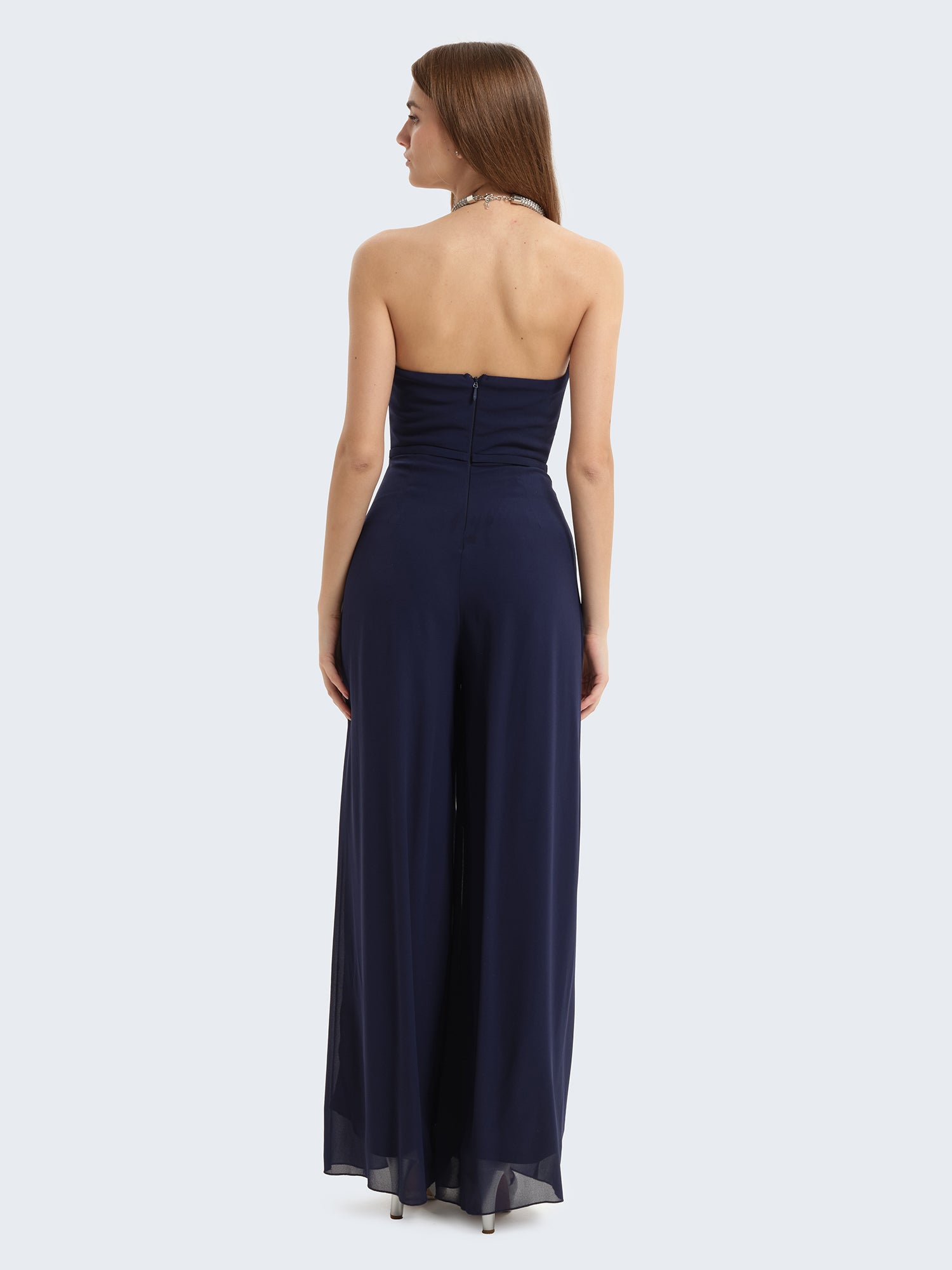 Tuta con collier gioiello