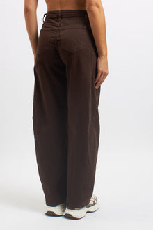 Pantalone barrel in cotone con tasche