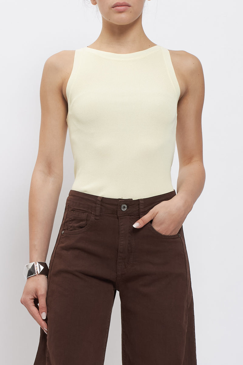 Top con scollo all'americana