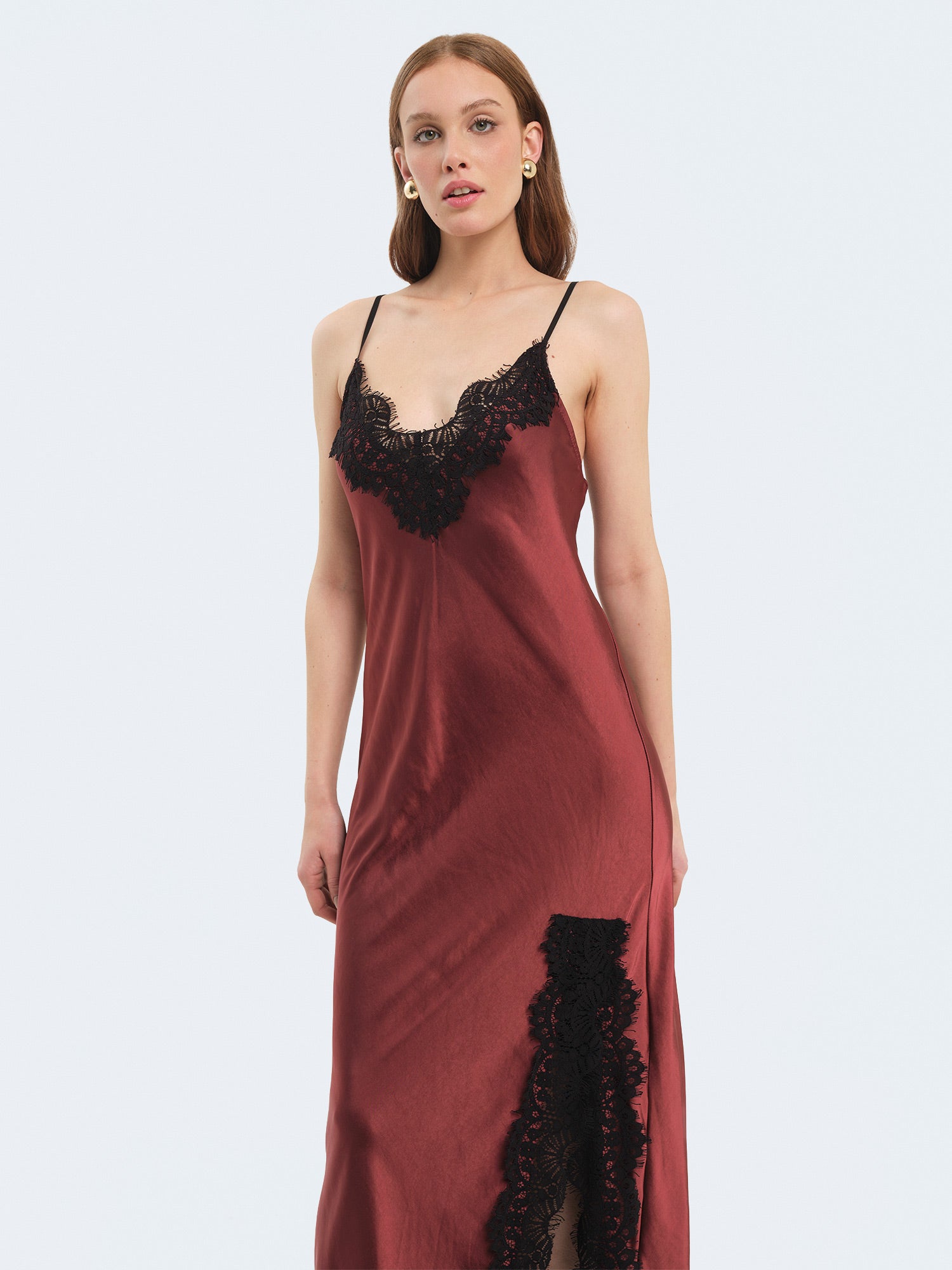 Abito in raso con gonna in pizzo