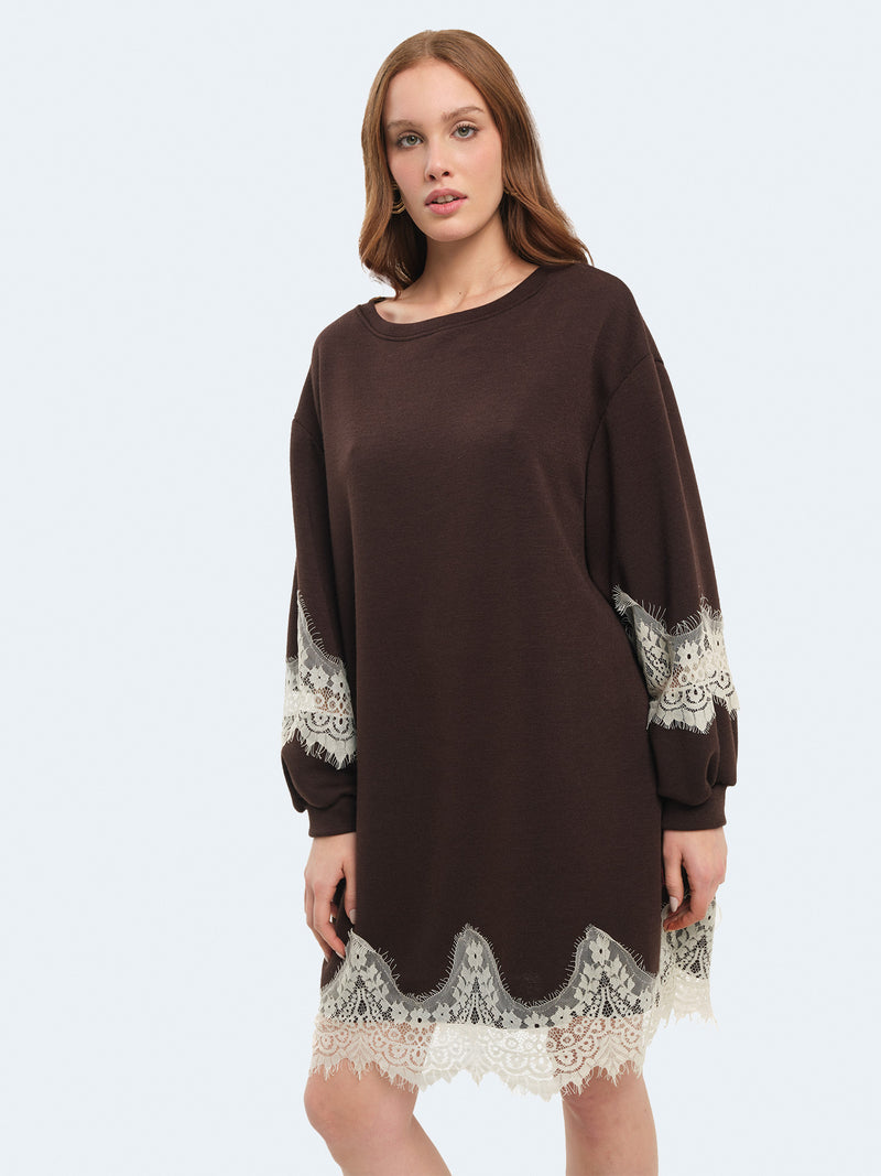 Abito in felpa con inserti in pizzo