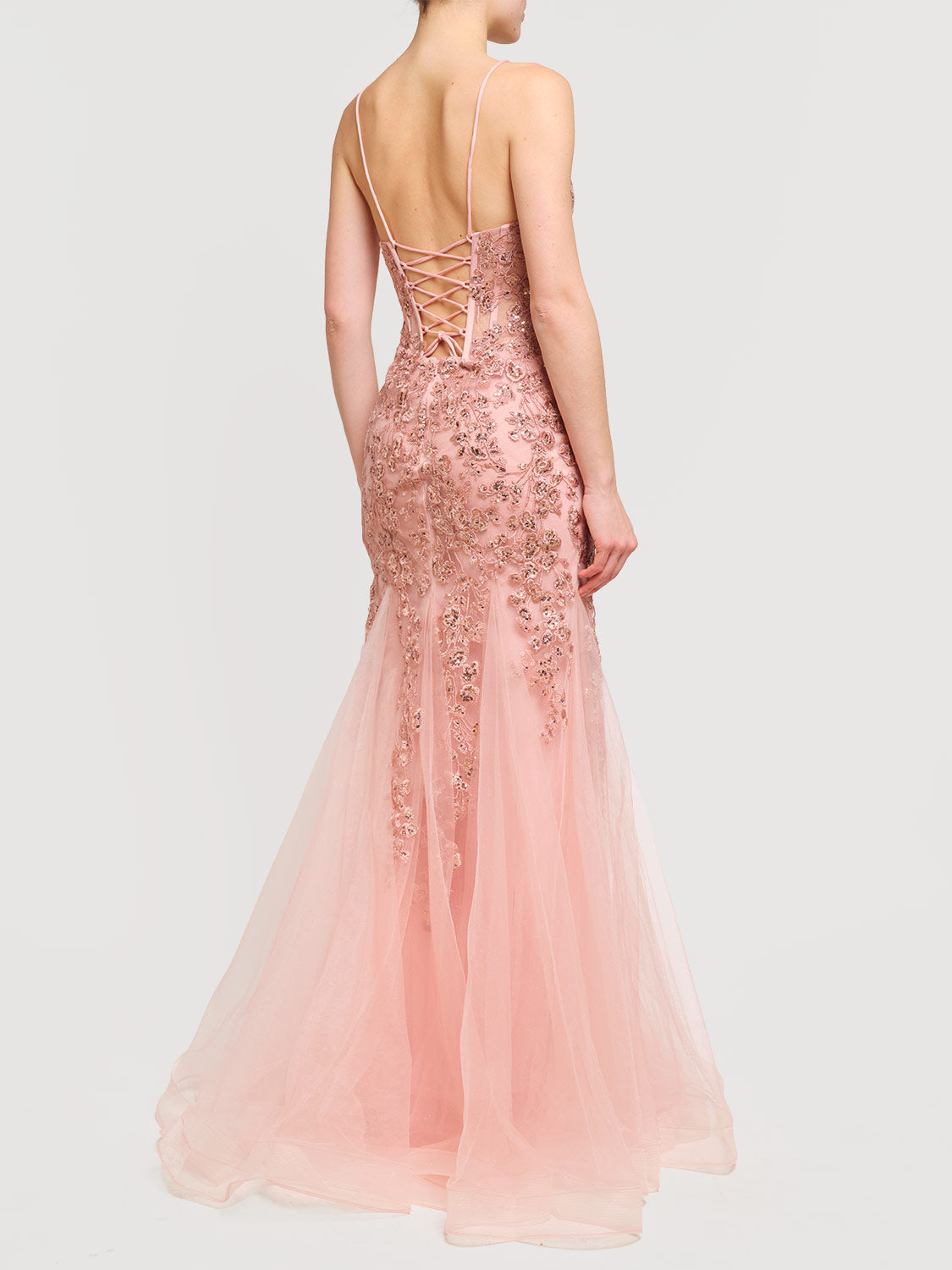 Abito lungo in toulle con ricami e paillettes