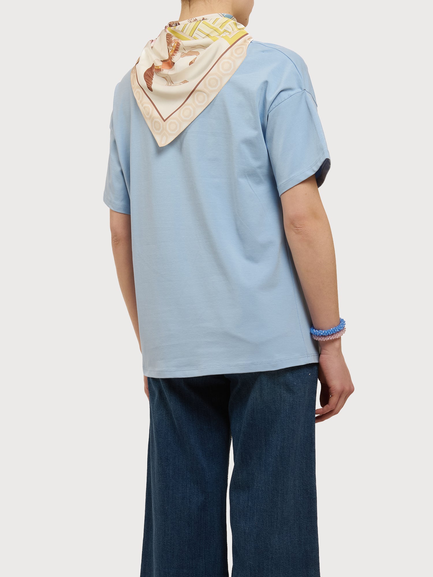 T-shirt con foulard