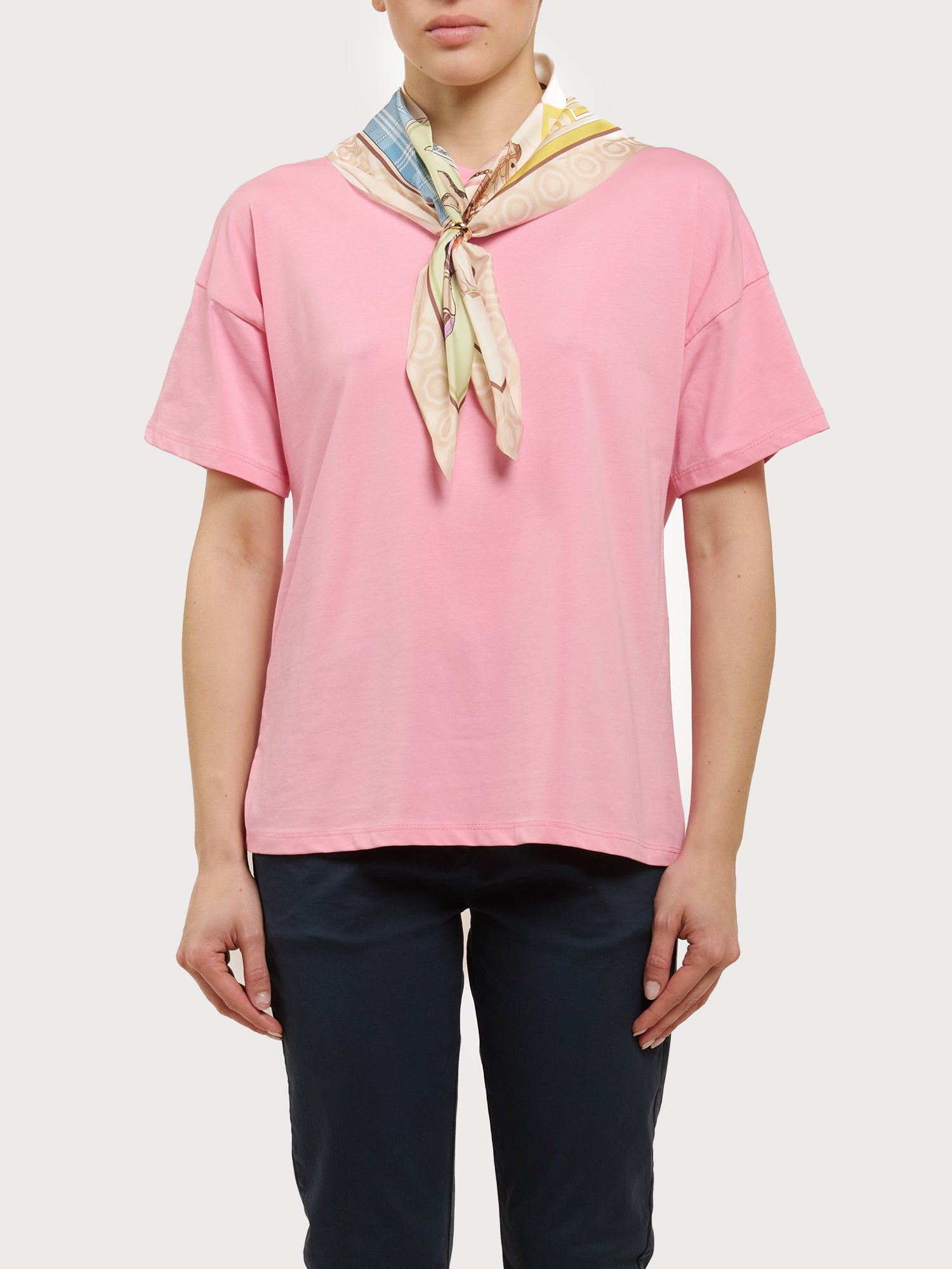 T-shirt con foulard