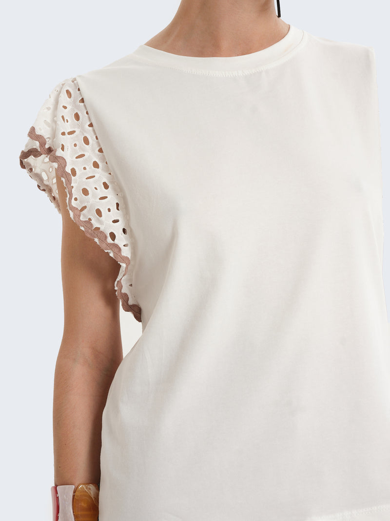 T-shirt con maniche volant traforate