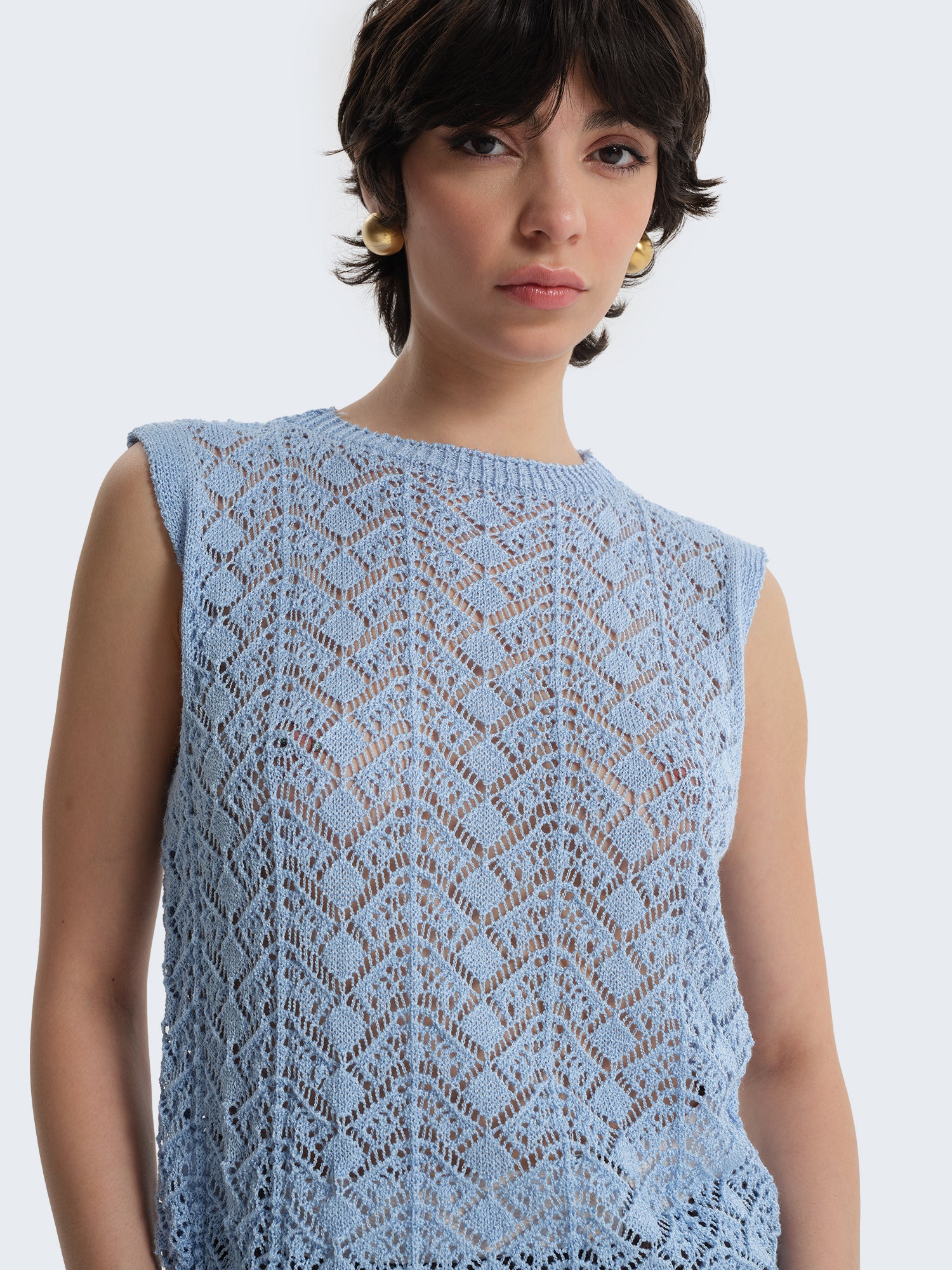 Sleeveless perforated shirt