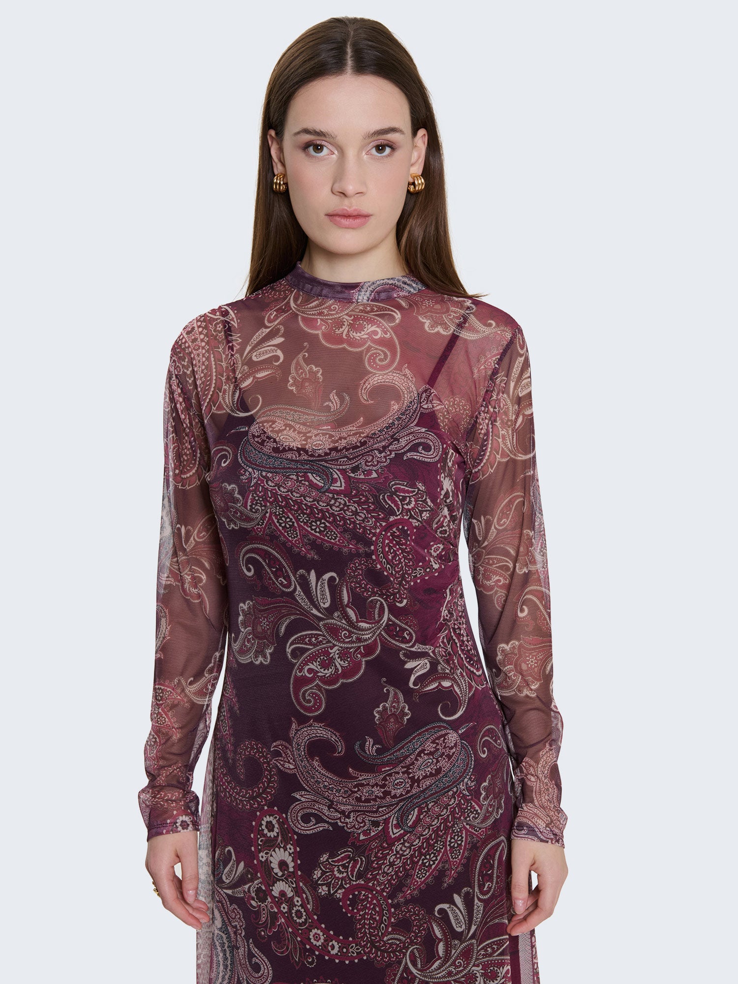 Abito aderente con trasparenze con fantasia paisley