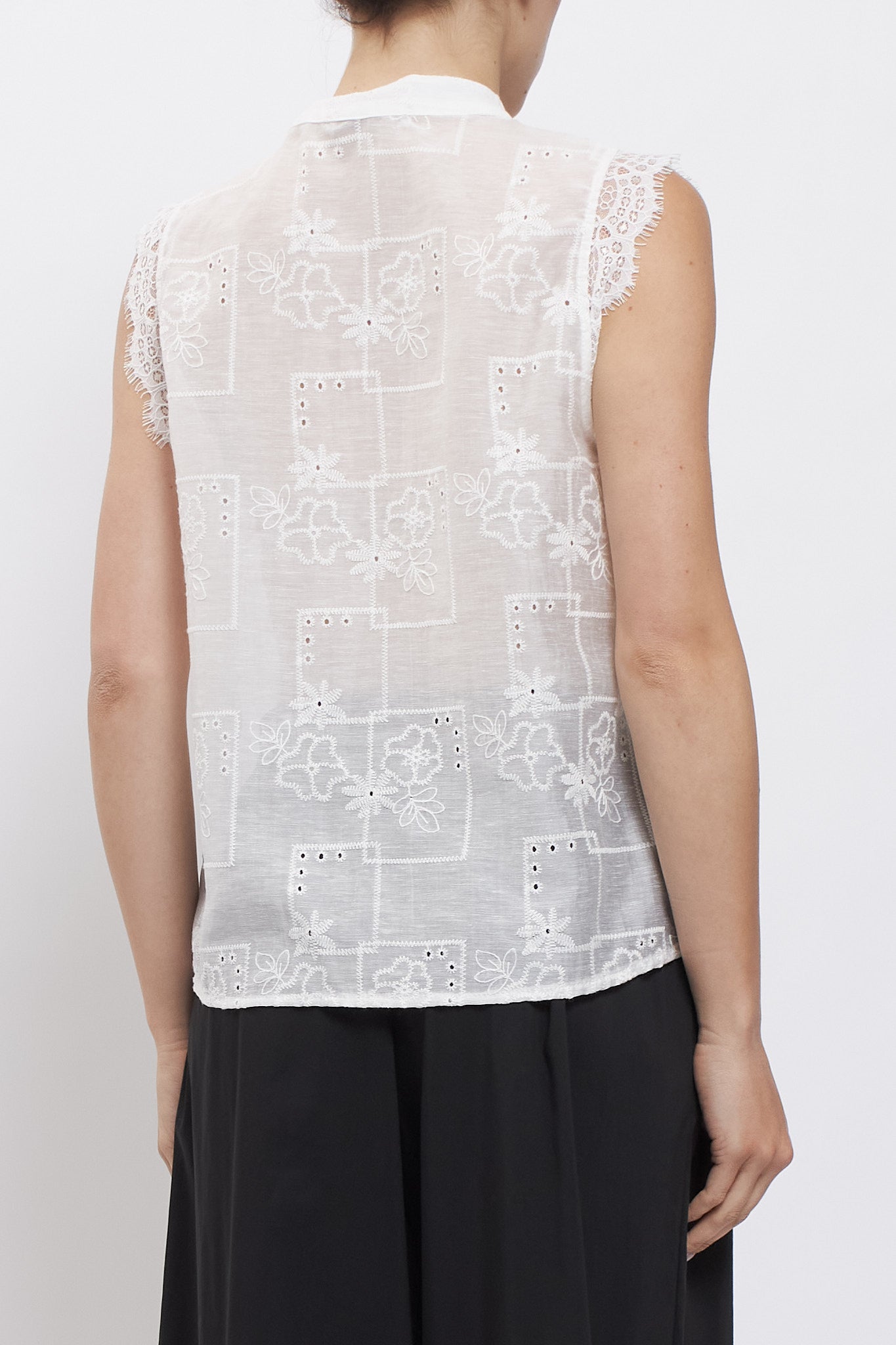 Camicia smanicata con nodi