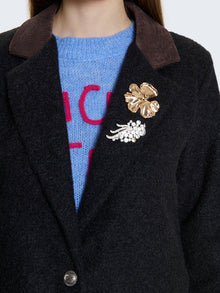 Blazer in lanacotta con spille gioiello