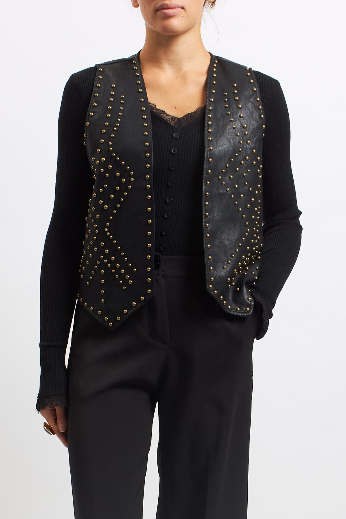 Gilet in ecopelle borchiato