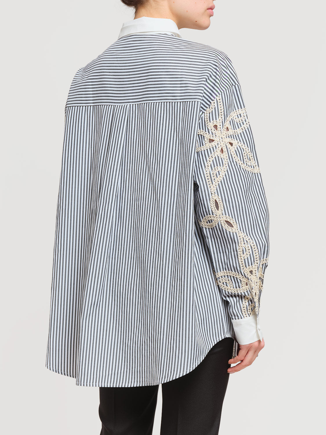 Camicia over a righe con ricami