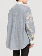 Camicia over a righe con ricami