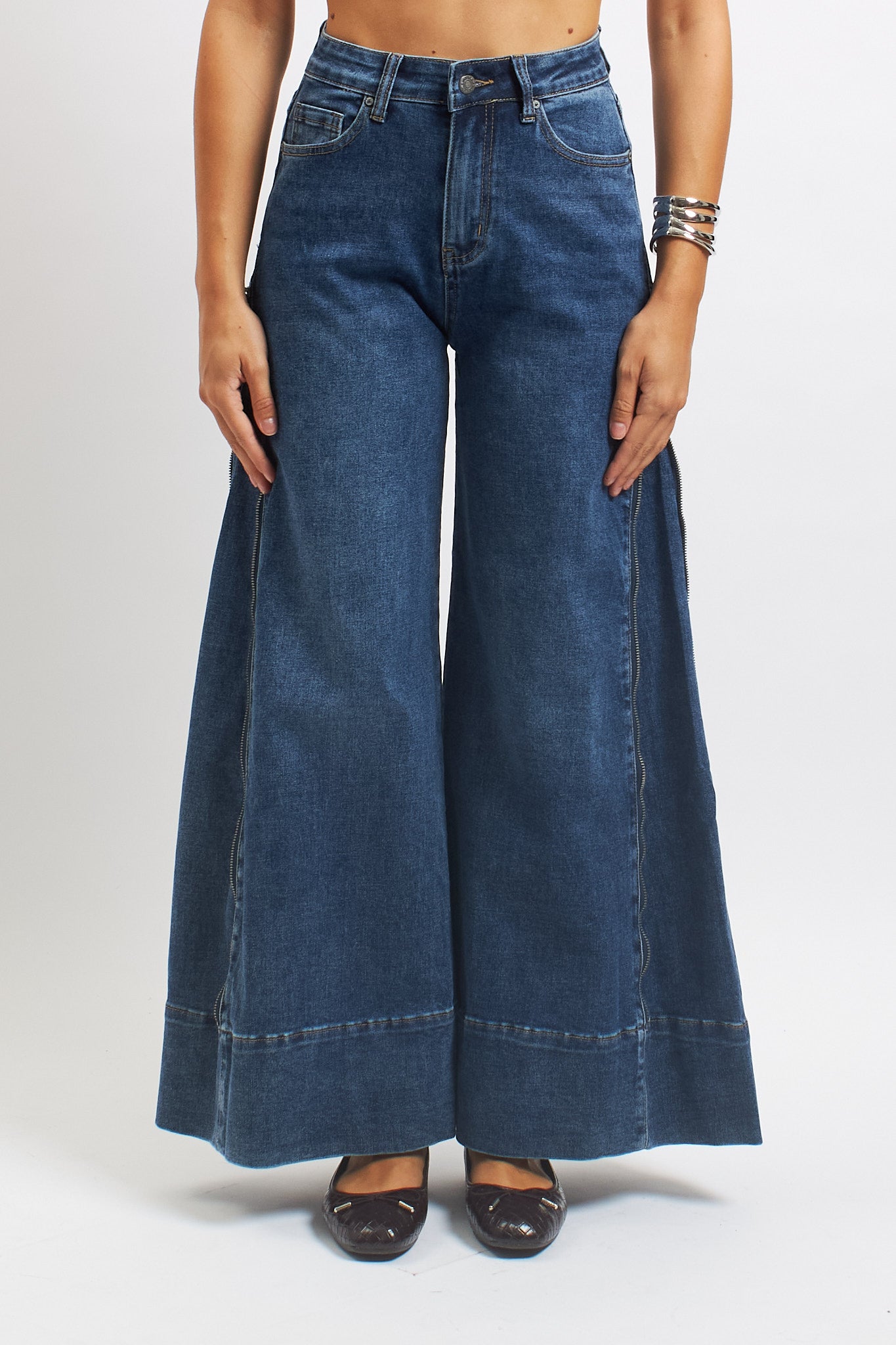 Jeans flare con zip laterali