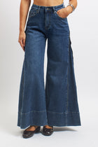 Jeans flare con zip laterali
