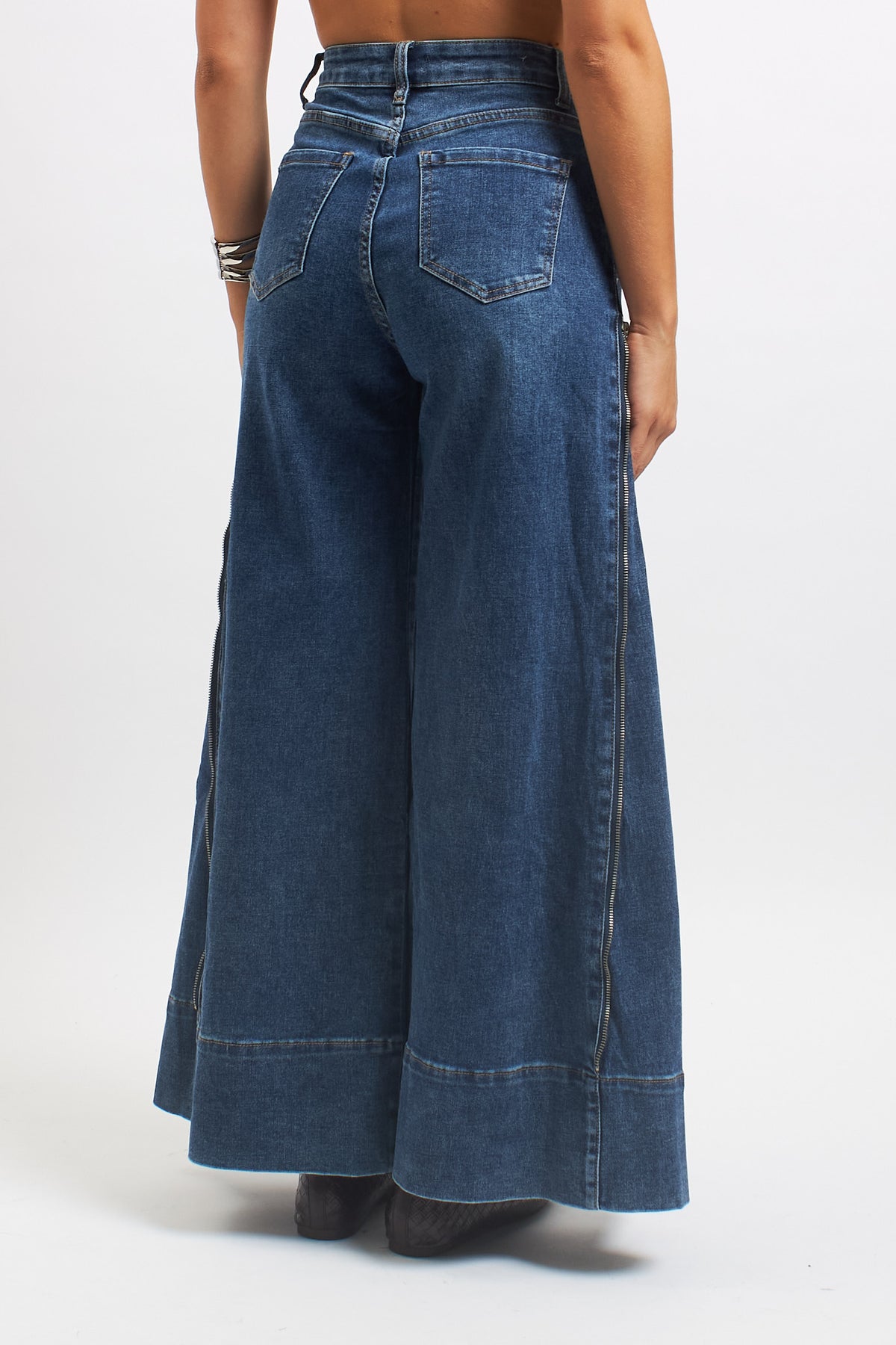 Jeans flare con zip laterali