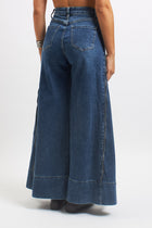 Jeans flare con zip laterali