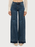 Jeans wide leg con orlo sfrangiato
