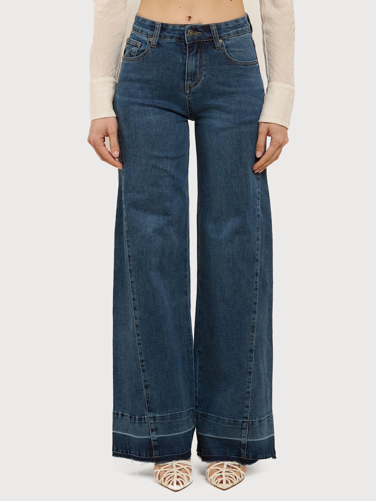 Jeans wide leg con orlo sfrangiato