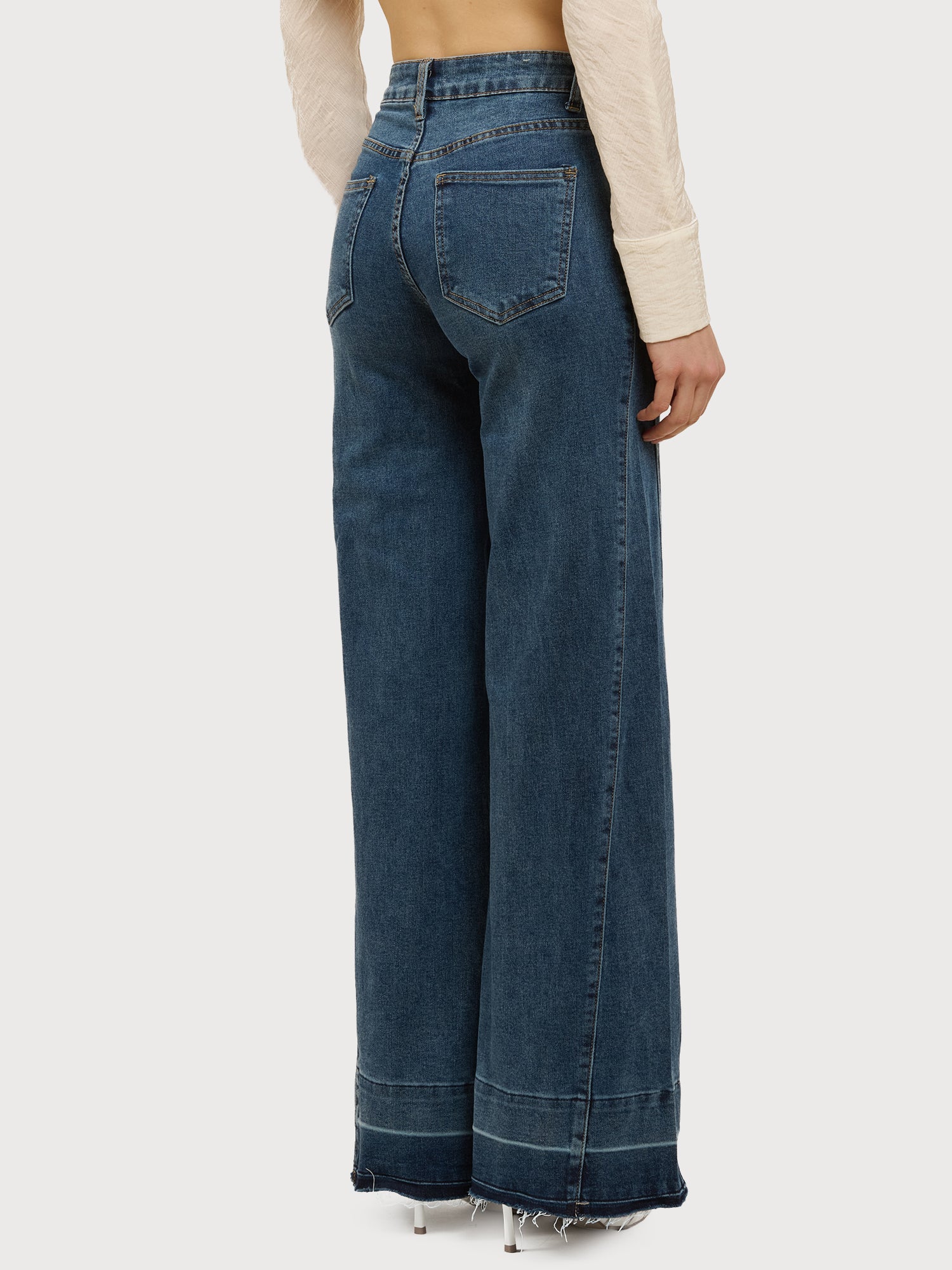 Jeans wide leg con orlo sfrangiato