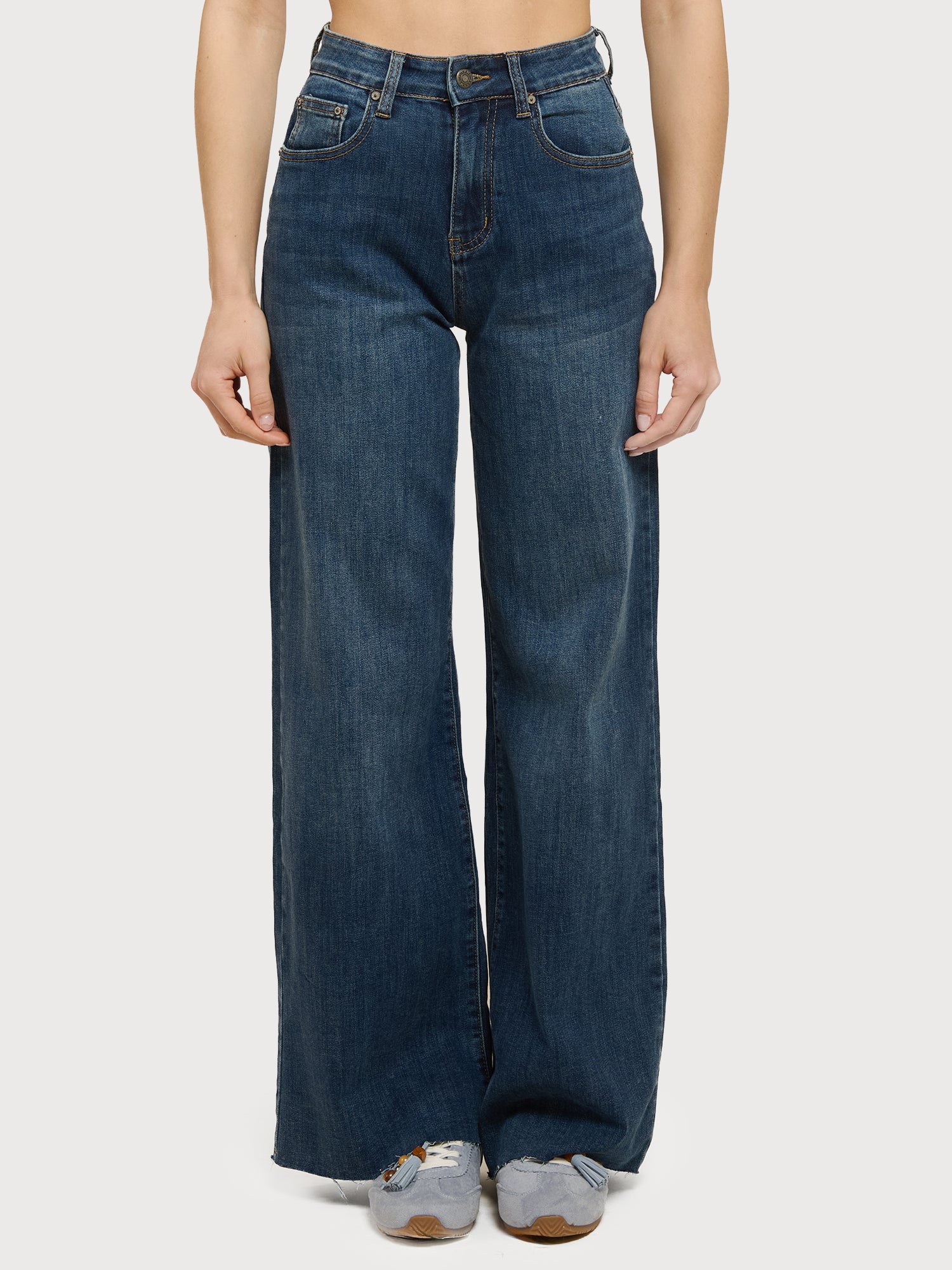Jeans wide leg con taglio vivo