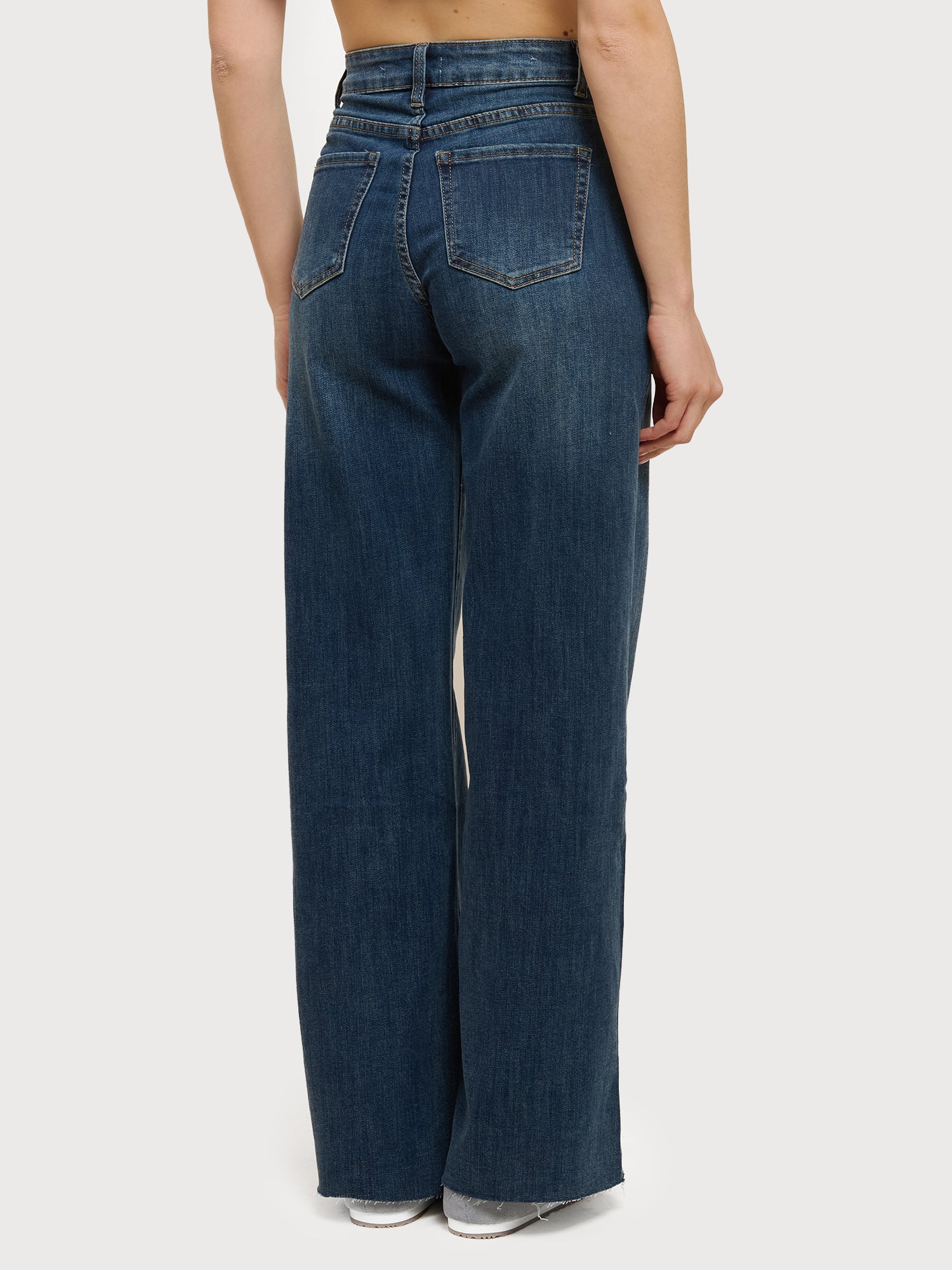 Jeans wide leg con taglio vivo