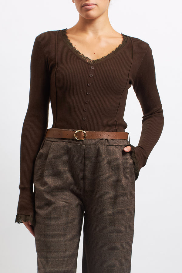 Ribbed top with lace details
