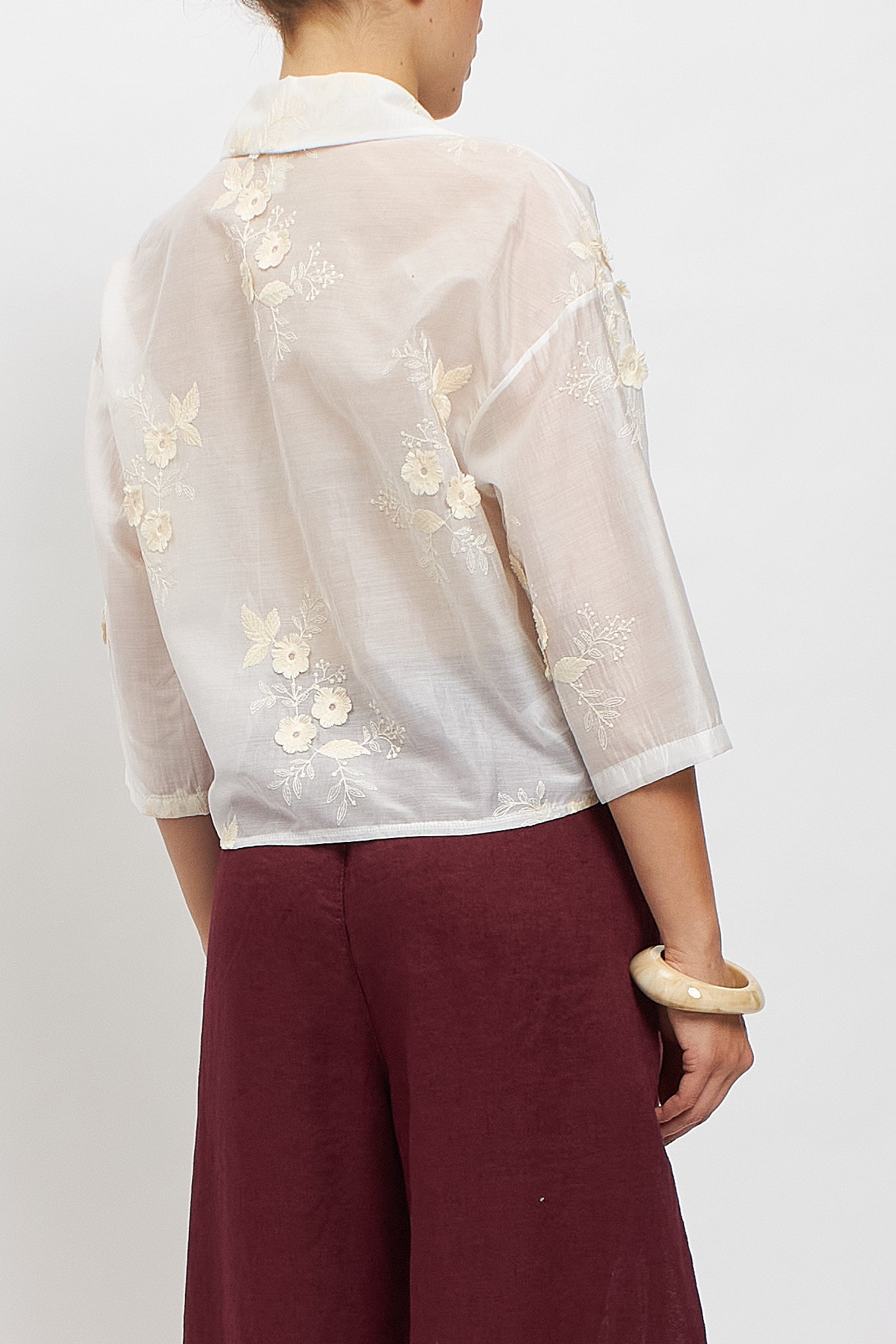 Camicia ricamata con fiocco