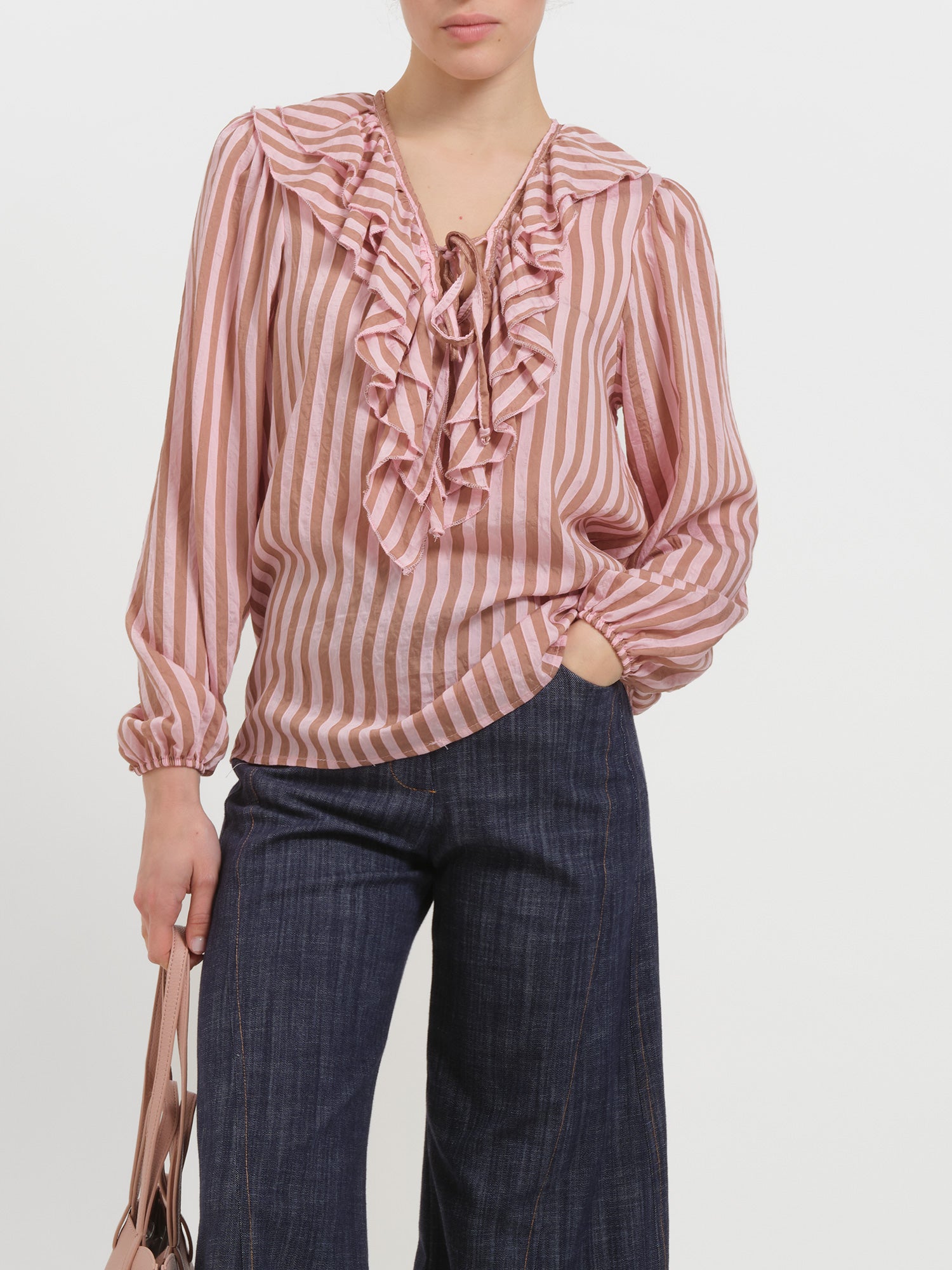 Blusa gessata con collo volant