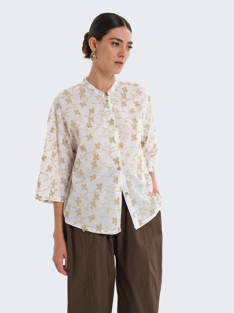 Camicia in cotone con maniche a tre quarti e ricami floreali