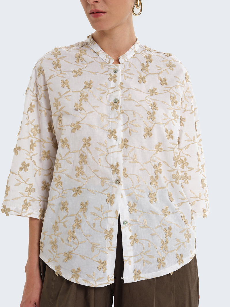 Camicia in cotone con maniche a tre quarti e ricami floreali