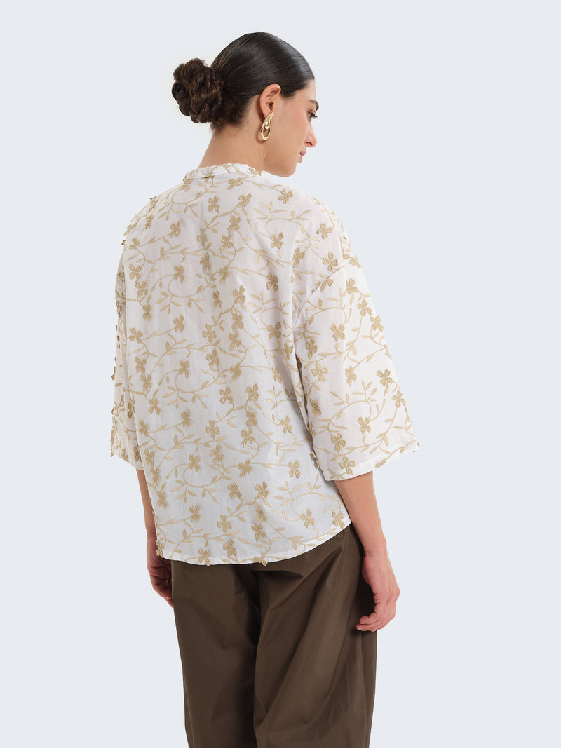 Camicia in cotone con maniche a tre quarti e ricami floreali