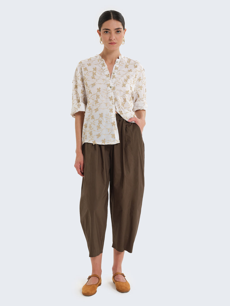 Camicia in cotone con maniche a tre quarti e ricami floreali