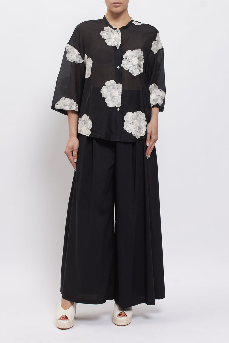 Camicia con ricami floreali