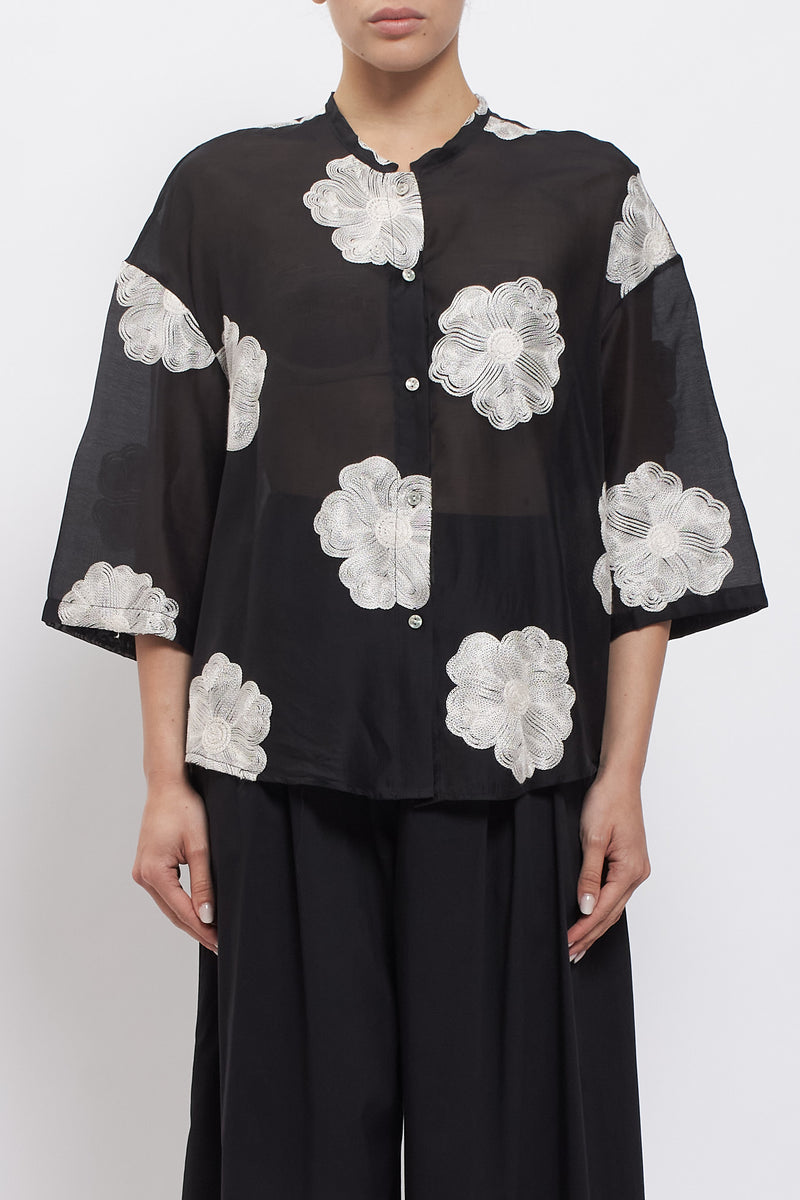 Camicia con ricami floreali