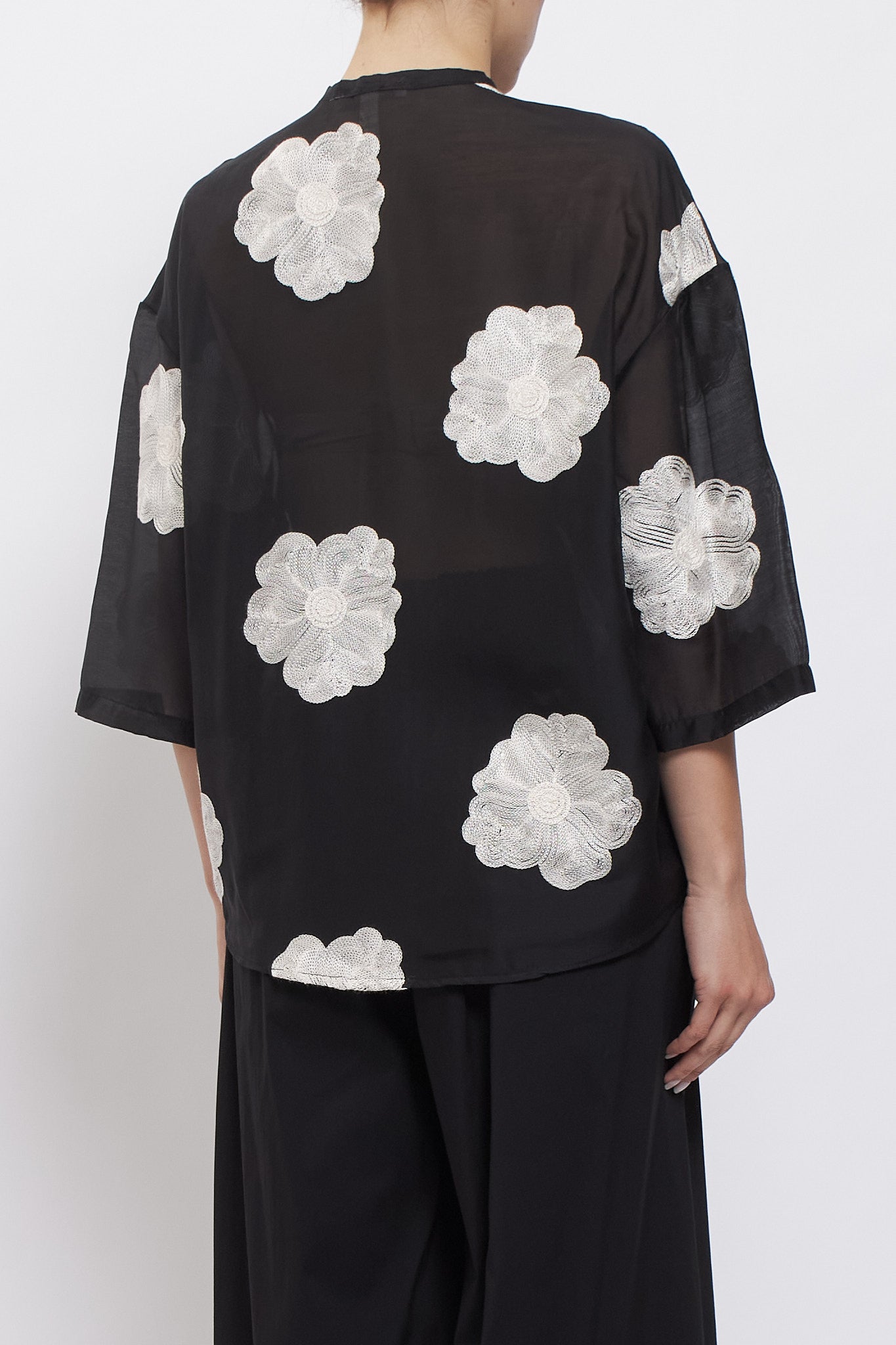Camicia con ricami floreali