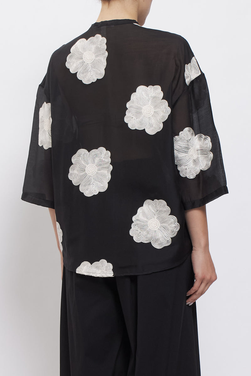 Camicia con ricami floreali