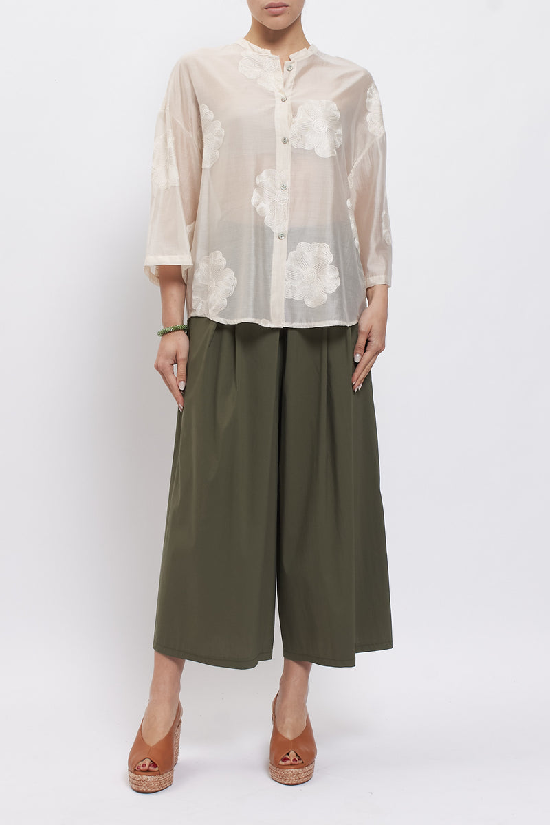 Camicia con ricami floreali
