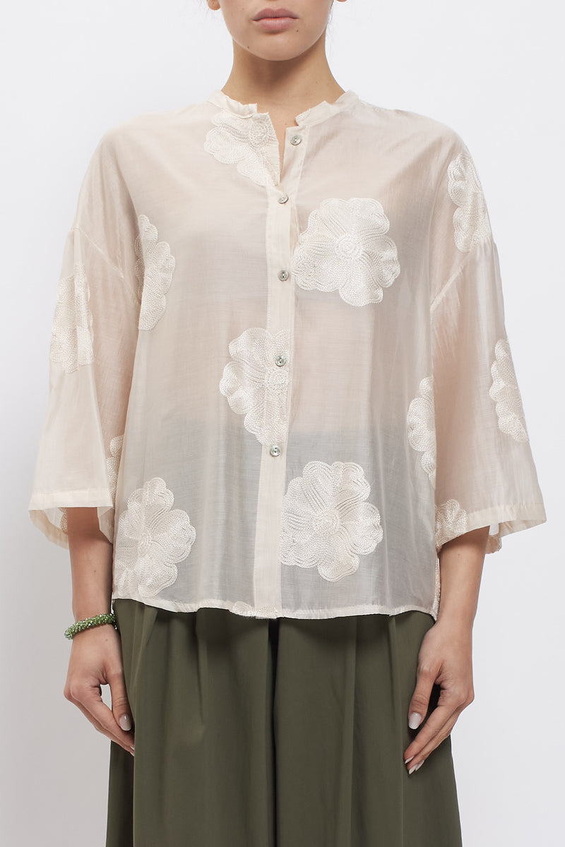 Camicia con ricami floreali