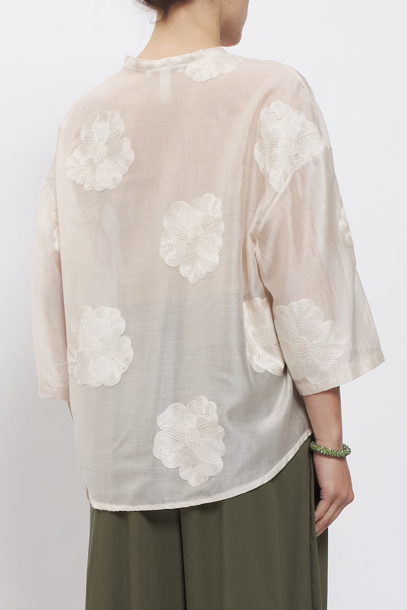 Camicia con ricami floreali