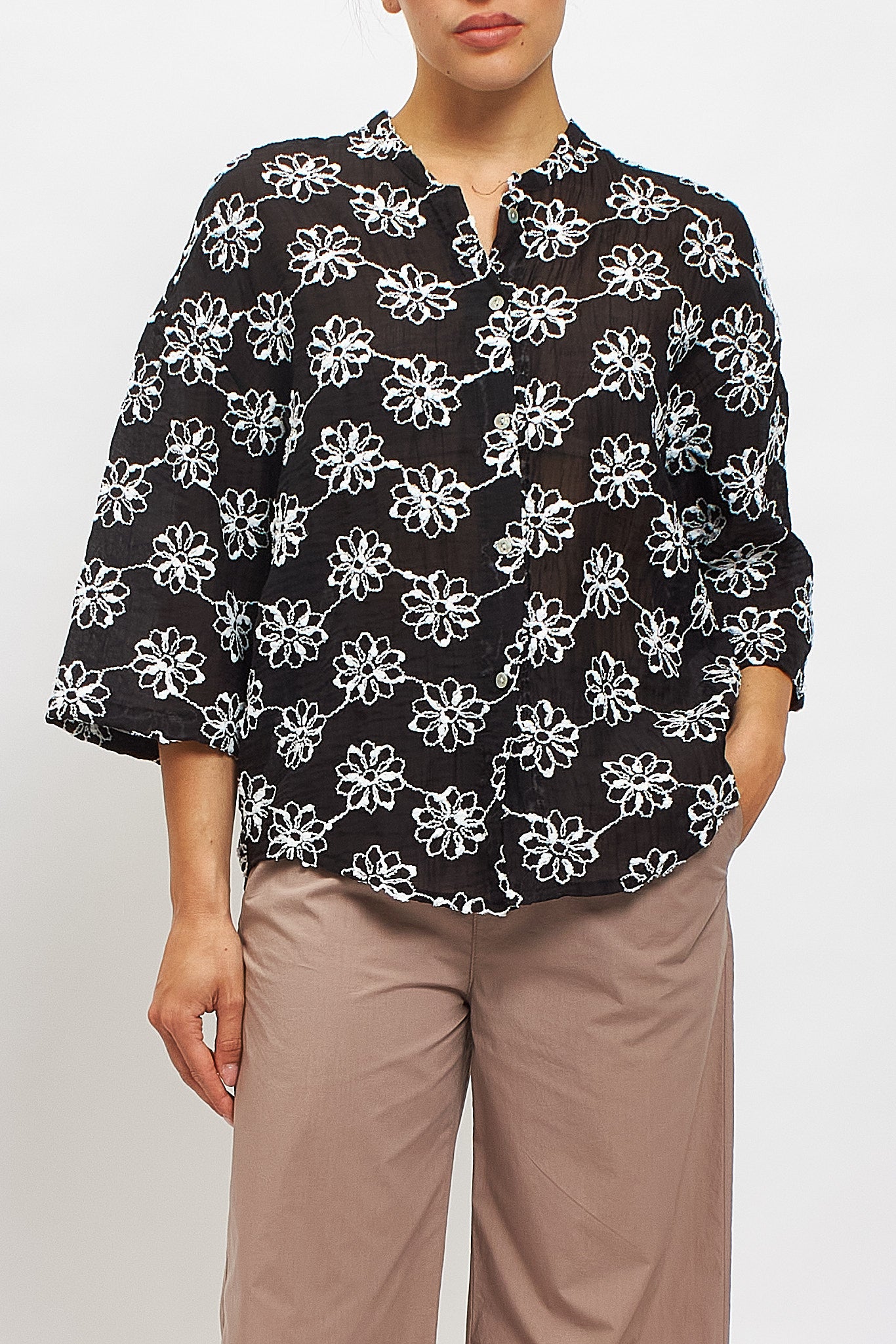 Camicia coreana con ricami floreali